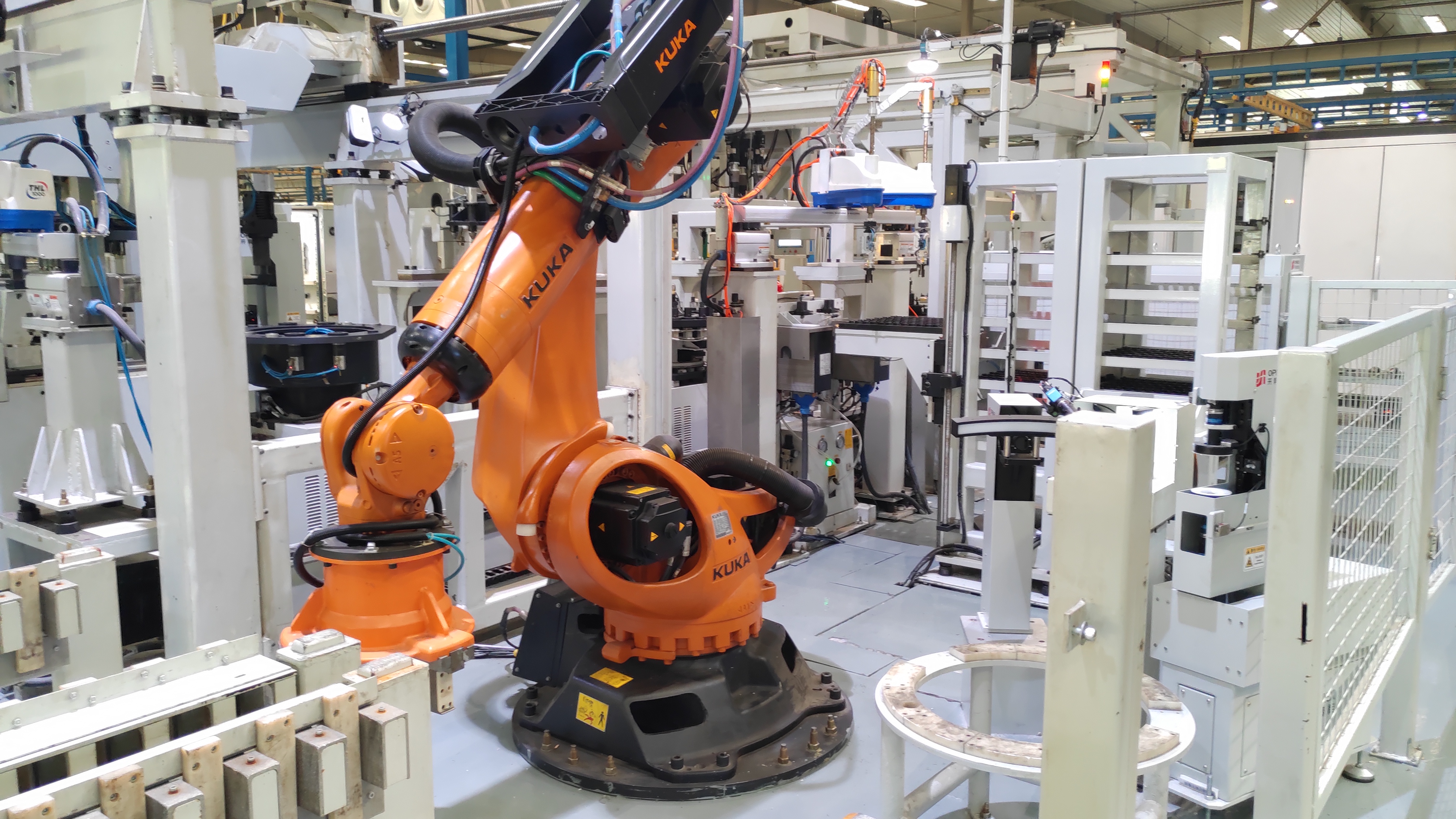 Automated assembly machine with AOI for auto parts